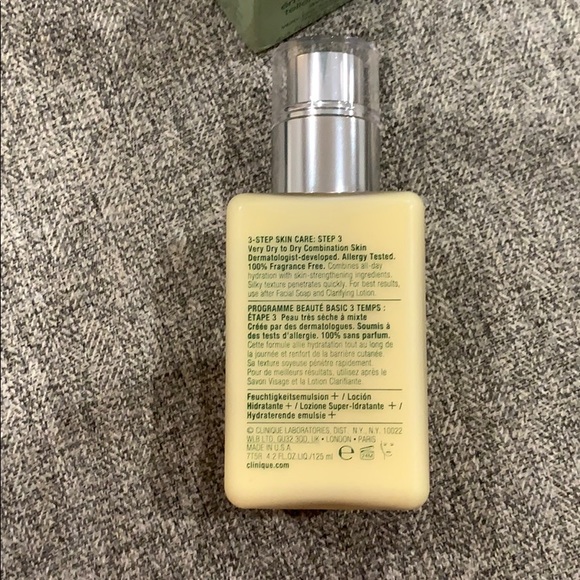 Clinique Dramatically Different Lotion - Picture 6 of 6